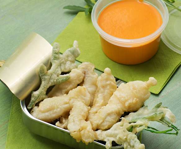 Cocochas y rúcula en tempura con salsa de piquillos
