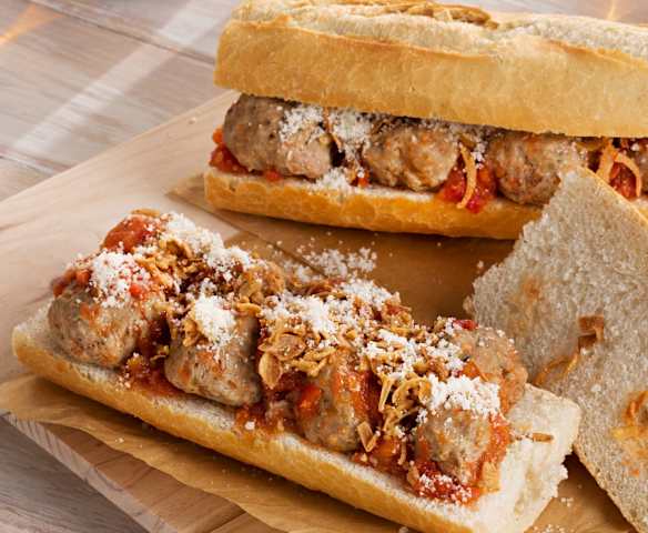 Bocadillo de albóndigas con salsa rústica Bocadillo de albóndigas con salsa rústica