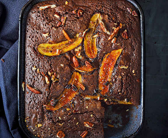 Gâteau au chocolat, aux noix et aux bananes caramélisées
