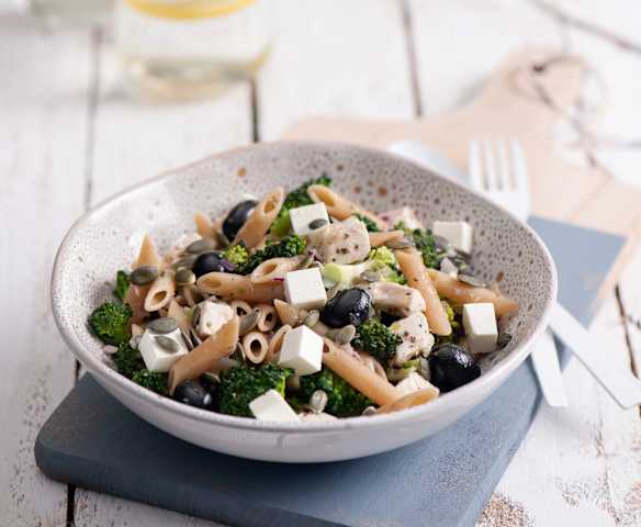 Sałatka z makaronem pełnoziarnistym, kurczakiem i brokułami