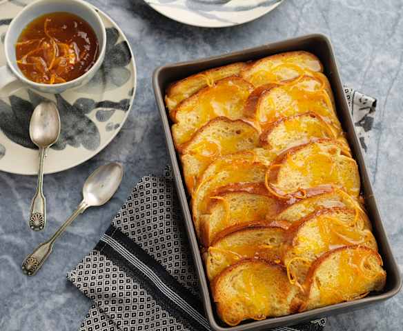Pudim de brioche com molho de laranja