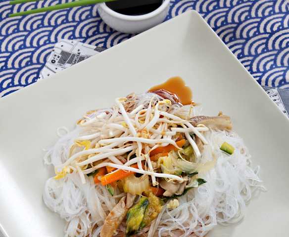 Stir-fried noodles with vegetables