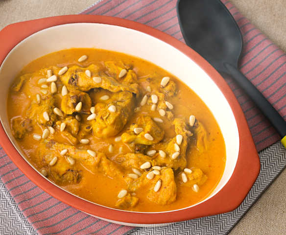 Conejo con romesco y piñones