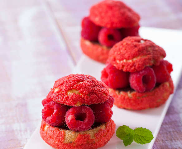 覆盆子泡芙佐榛果鮮奶油