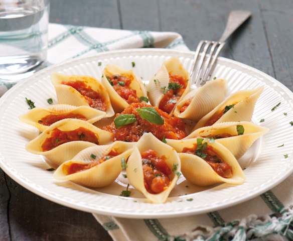 Makaronowe muszle z pomidorami i bakłażanem