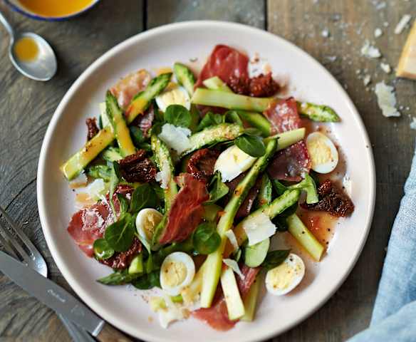 Salade d'asperges aux œufs de caille, jambon et tomate confite Salade d'asperges aux œufs de caille, jambon et tomate confite