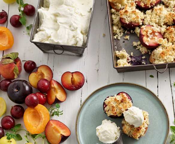 Ameixas e alperces grelhados com crumble e gelado de lima