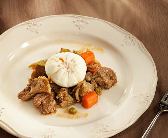 Ternera a la jardinera con huevos poché