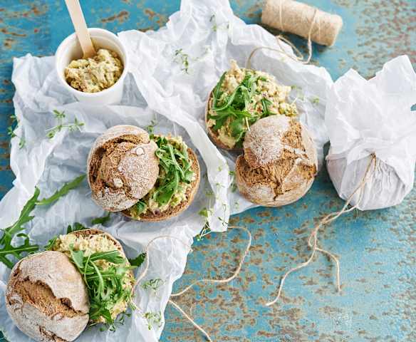 Sanduíches de frango com molho de iogurte