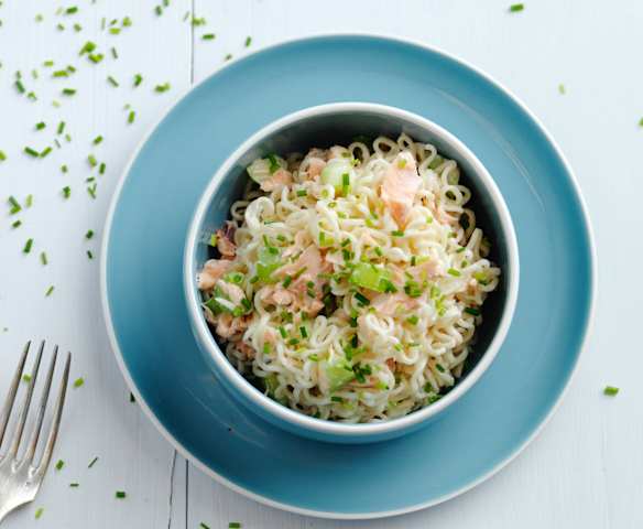 Noodles com salmão, pepino e molho de mostarda