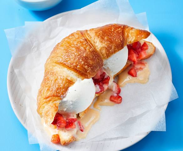 Eis-Croissant mit Erdbeeren Eis-Croissant mit Erdbeeren