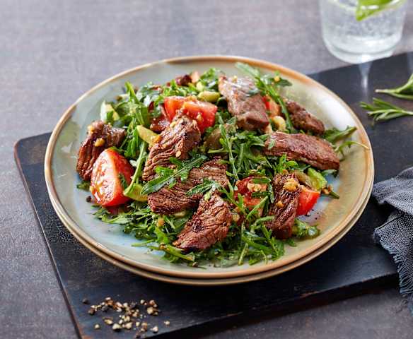 Salat mit Steak-Streifen