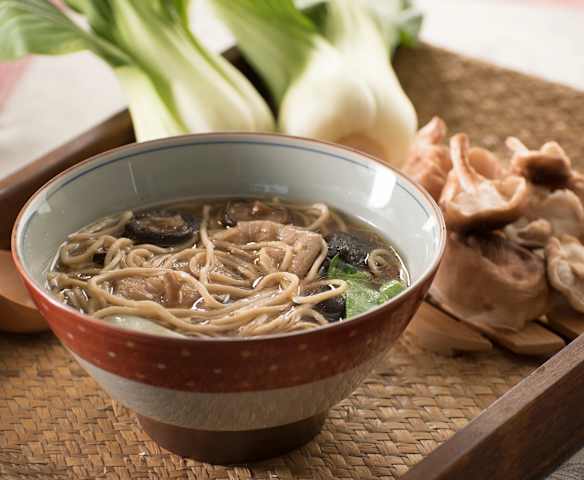 Sopa de setas shiitake, pak choi y fideos - China