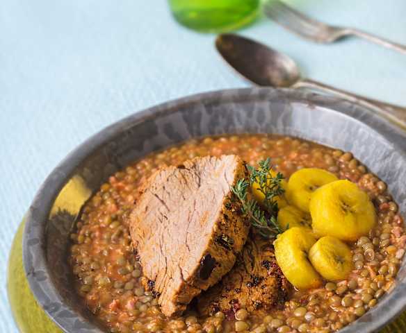 Lentejas con res y plátano macho