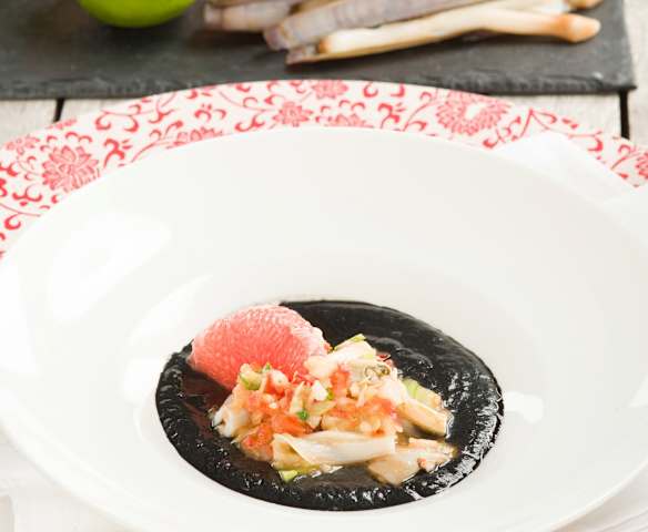 Ceviche de navajas con vichyssoise negra