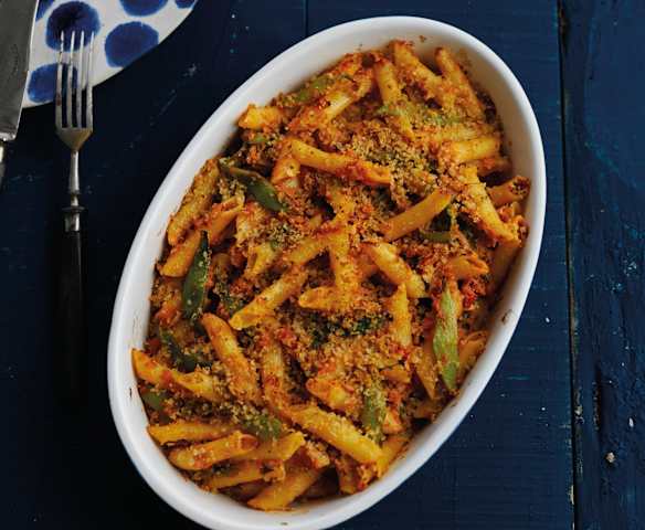 Penne com atum e feijão-verde no forno
