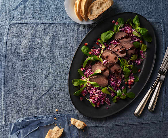 Marinierter Hirschrücken mit Rotkohlsalat