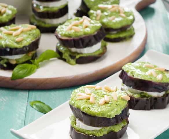 Milhojas de berenjena y queso de cabra al pesto