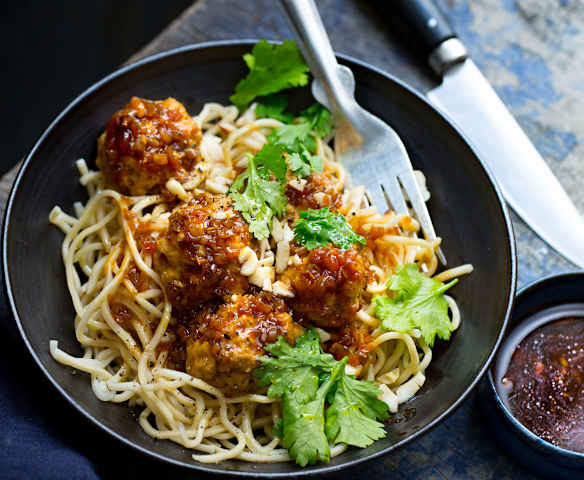 Boulettes de porc laquées, nouilles et cacahuètes