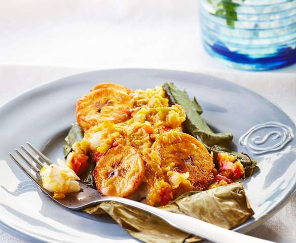 Robalo envuelto en hoja de plátano y hoja santa