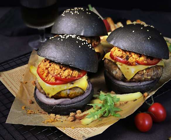 黑色芋泥肉松芝士肉汉堡