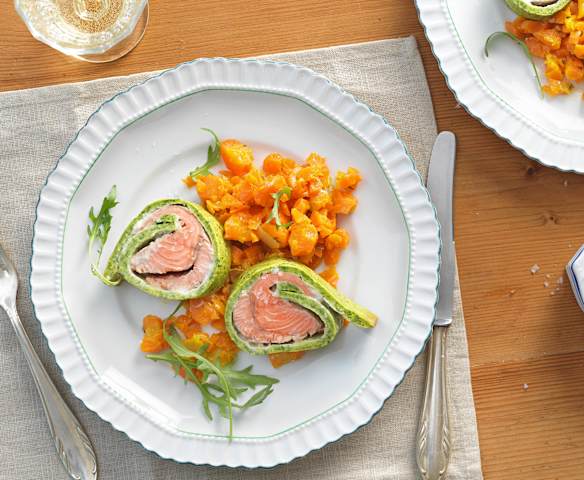 Lachsforelle im Rucolabiskuit mit Karottengemüse