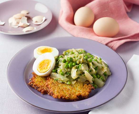 Wiener Kochsalat mit Erbsen, Rösti und Ei
