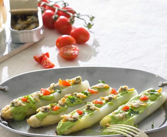 Espárragos blancos con emulsión de cilantro y berberechos Espárragos blancos con emulsión de cilantro y berberechos