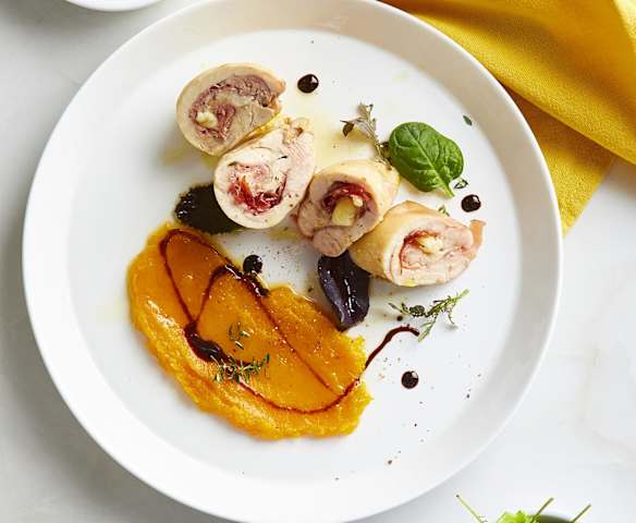 Rotolini di pollo e speck sottovuoto con purea di zucca