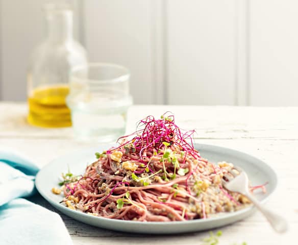 Spaghetti à la betterave, aux noix et au bleu