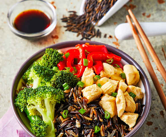 Tepanyaki de pollo y verduras con arroz salvaje
