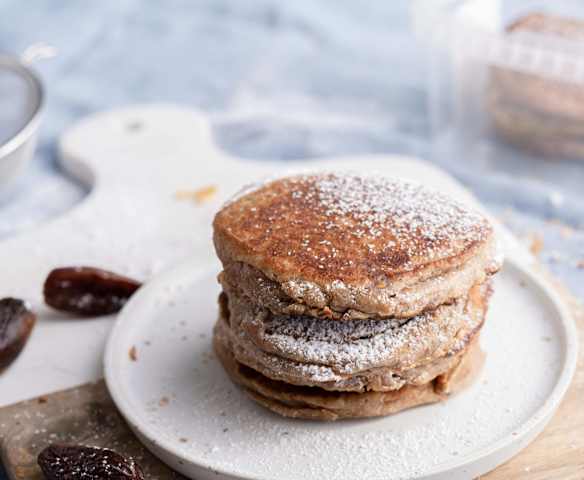 Pancakes aux fruits secs et aux dattes Pancakes aux fruits secs et aux dattes