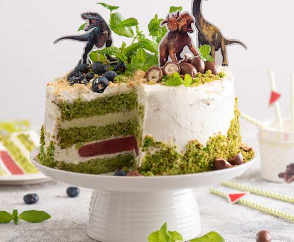 Tort szpinakowy z kremem limonkowym i żelką truskawkową