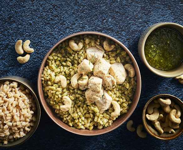 Orzo con pollo al miele con pesto