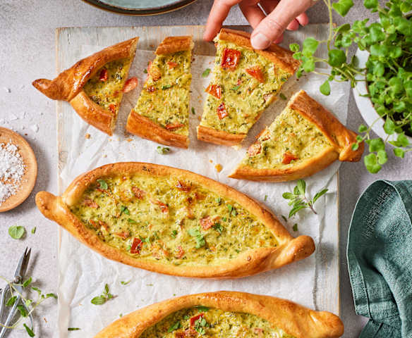 Kräuterschiffchen aus Quark-Öl-Teig Kräuterschiffchen aus Quark-Öl-Teig