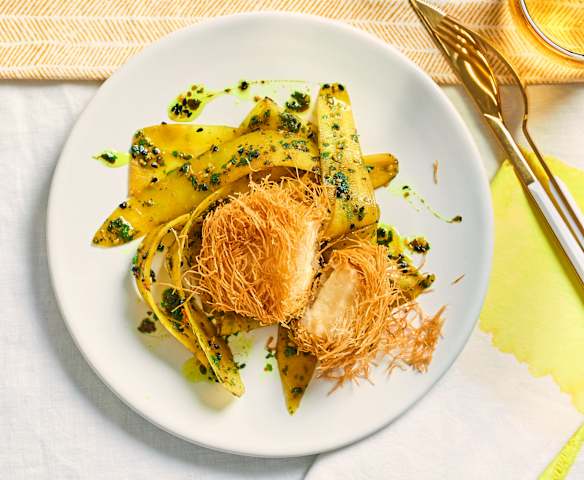 Gebackener Halloumi im Kateifi-Teig mit gelbem Möhrensalat