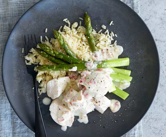 Poulet et asperges vapeur, riz et sauce au vin blanc Poulet et asperges vapeur, riz et sauce au vin blanc