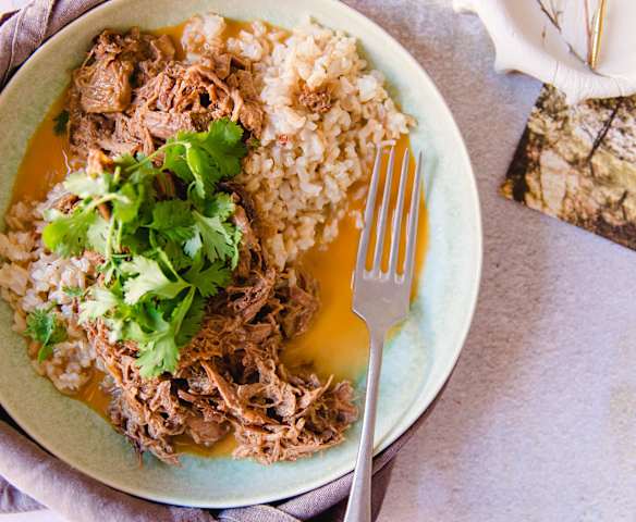 Chambão estufado com creme de coco e tandoori e arroz integral de erva-príncipe