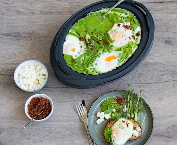 Pea shakshuka with bacon dust Pea shakshuka with bacon dust