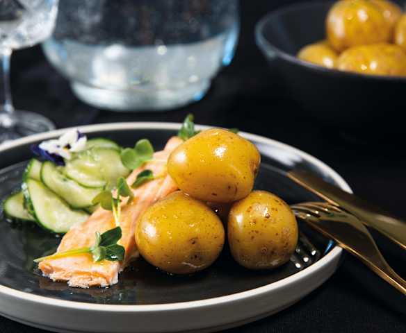 Dampet Laks med agurksalat og dillpoteter