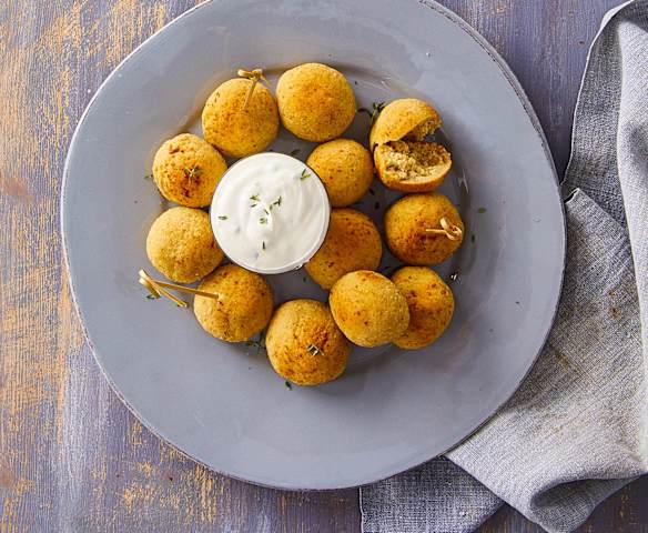 Polpette di fagioli con salsa yogurt alle erbe