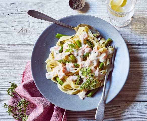 Bandnudeln mit Spargel-Lachs-Sauce