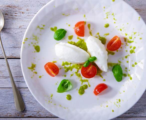 Gelato alla mozzarella di bufala con pesto al basilico