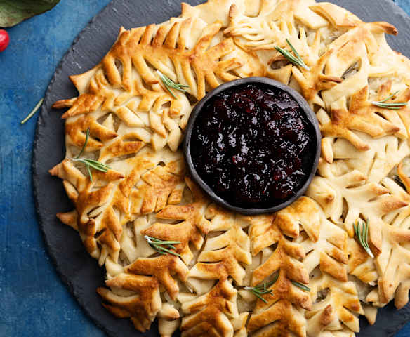 Dinkelkranz mit Halloumi, Preiselbeeren und Rosmarin