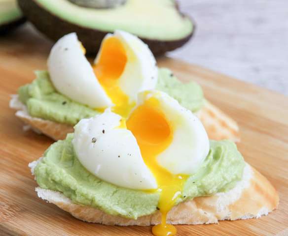 Toast de avocado com ovo molet
