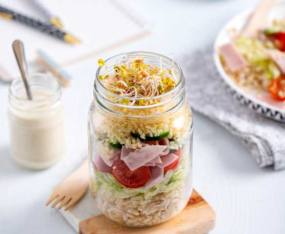 Kolorowa sałatka warstwowa