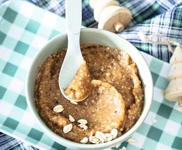 Compote pommes-pruneaux et flocons d'avoine