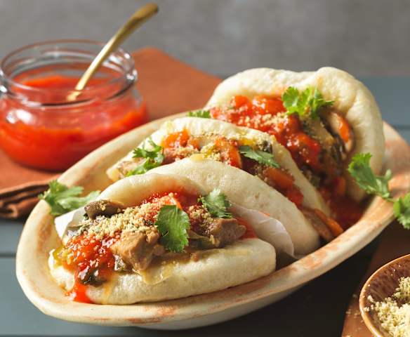 Gua Bao - gedämpfte Buns gefüllt mit Schmorfleisch und Sweet Chilisauce Gua Bao - gedämpfte Buns gefüllt mit Schmorfleisch und Sweet Chilisauce