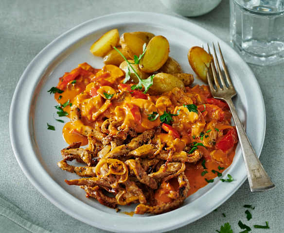 Gyros mit Ofendrillingen und Paprikasauce