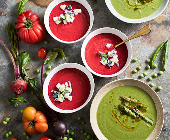 Duas sopas frias: Espargos e ervilhas & beterraba e tomate Duas sopas frias: Espargos e ervilhas & beterraba e tomate